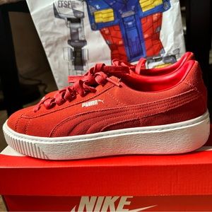 NWOT! PUMA classic suede sneakers